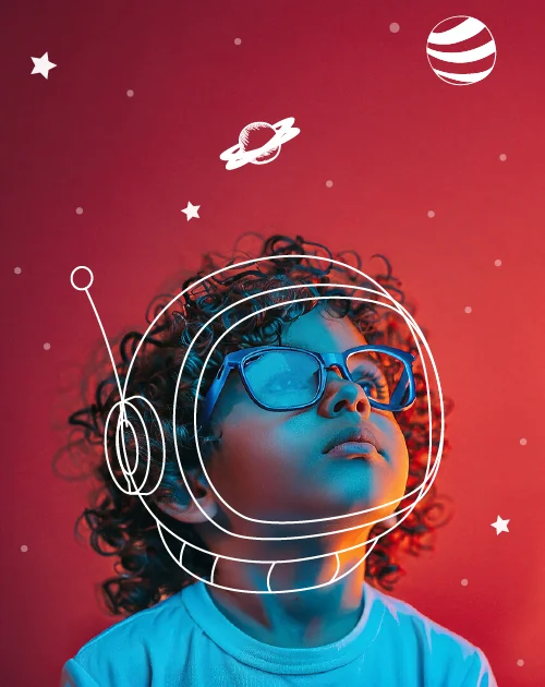 Aluno da Educação Infantil do Colégio IPETEC com capacete de astronauta ilustrado
